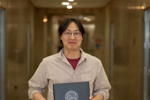 Sangmin Park holds his award.